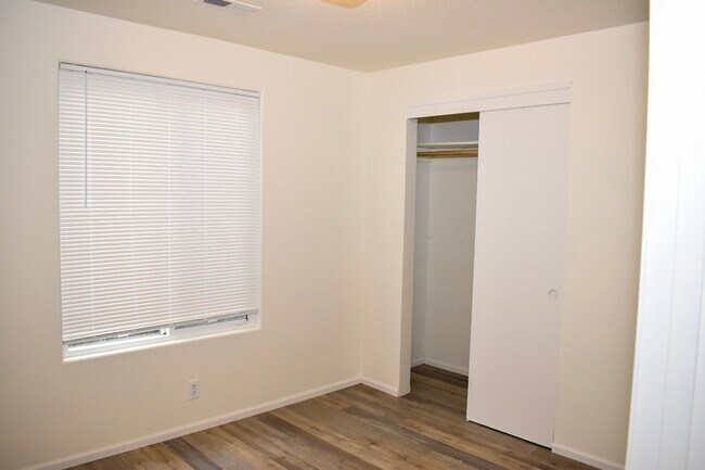 Building Photo - Great 3BD Ranch in Orchards- Gorgeous Laminate Floors Throughout!