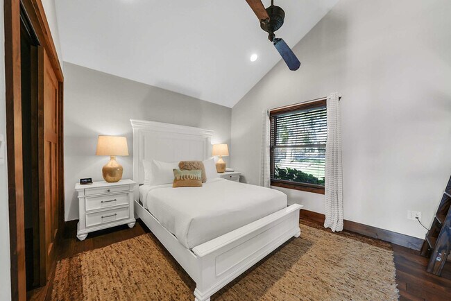 Building Photo - 201 Shady Ozark Ln