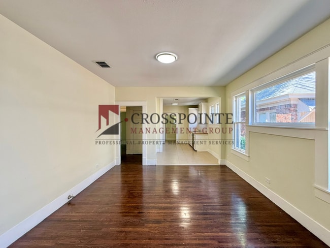 Building Photo - Tour Today! Charming 2 bedroom, 1 Bathroom!