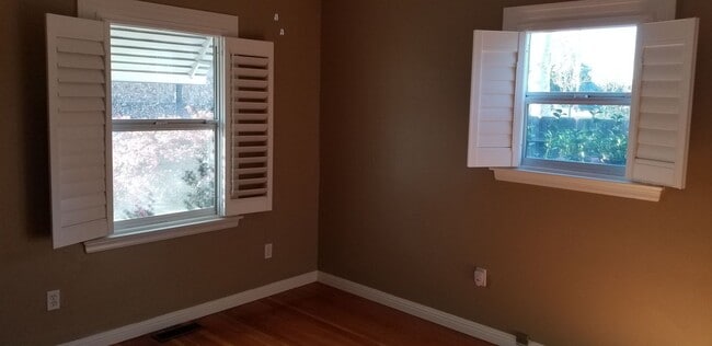 Building Photo - 320 S School St