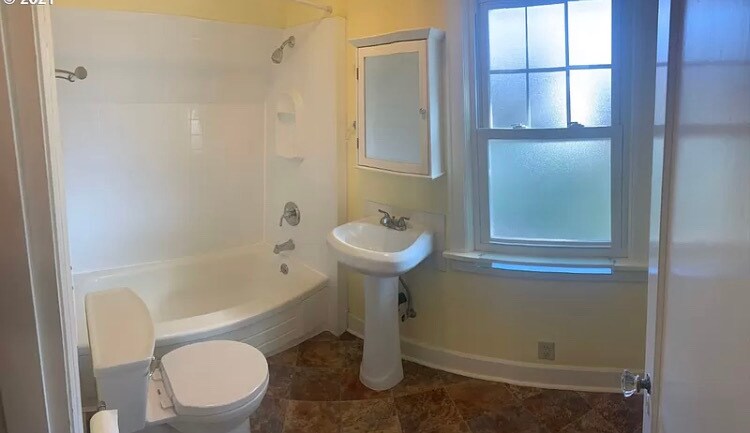Full bathroom - 915 John Adams St