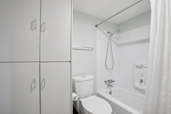 Building Photo - 1106 W 6th St