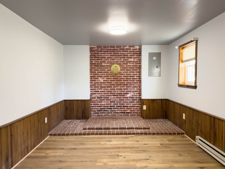 Building Photo - 2231 Donough Dr