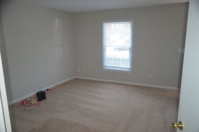 Building Photo - Updated 2BR/1.5BA Condo Near Stratford Rd