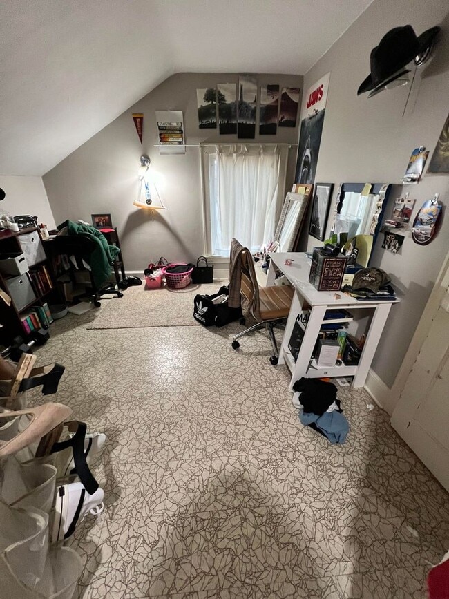 Building Photo - 420 W Arrowhead Rd