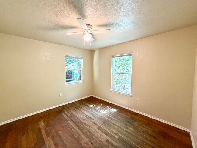 Building Photo - 123 Victory Dr