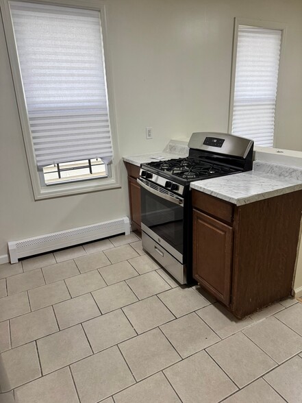 Building Photo - 587 Grove St