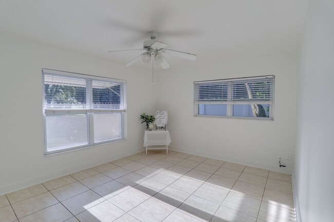 Building Photo - 121 S Triplet Lake Dr