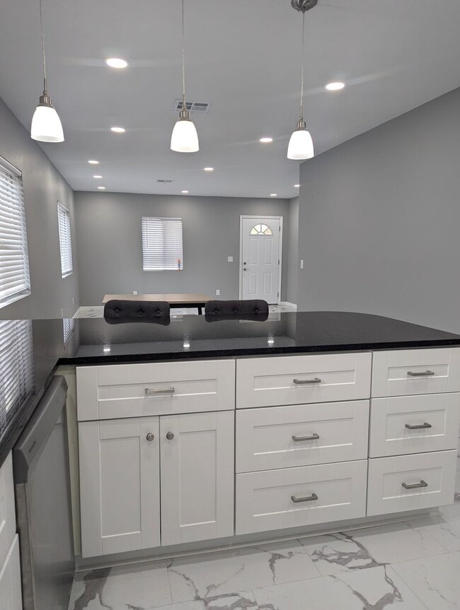 Building Photo - AVAILABLE NOW - $300 OFF 1ST FULL MONTH Modern Remodeled 3BR Home with Bonus Loft & Spacious Livi...
