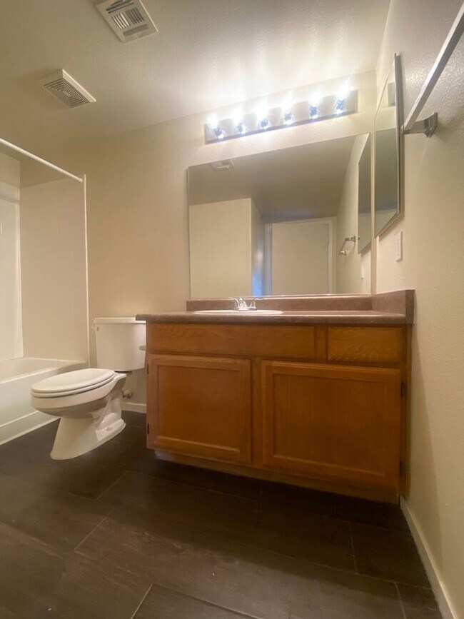 Building Photo - Beautiful unfurnished 2 bedroom in the Sou...