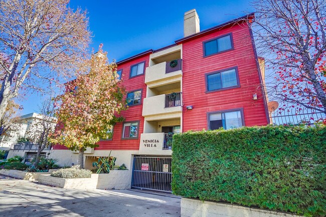 Front of Building - 524 Venice Way