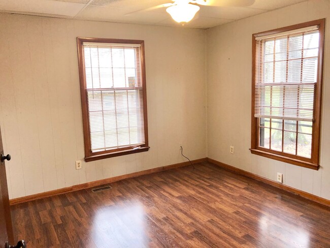 Building Photo - 2 Bedroom, 1 Bath Home - Washer/Dryer Incl...