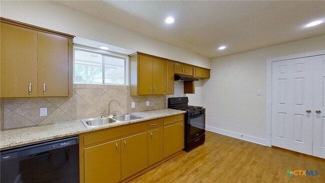 Building Photo - 2107 Magnolia Dr