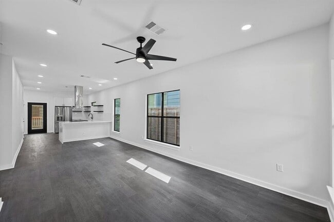 Building Photo - 914 E 50th St