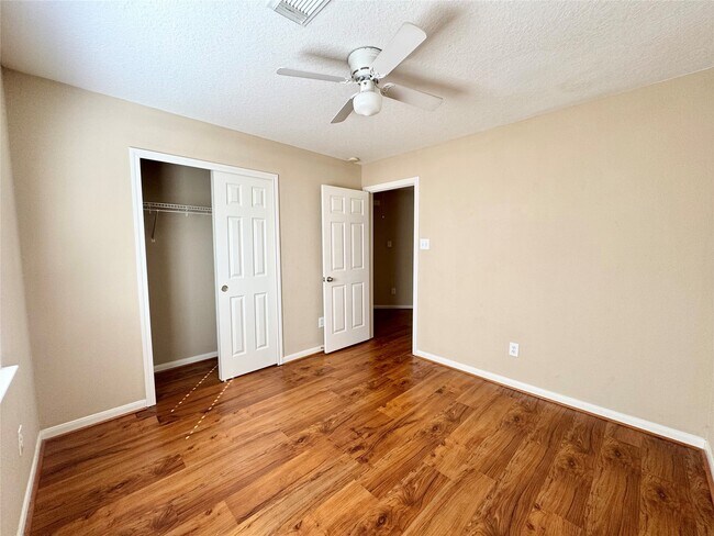 Building Photo - 7210 Greenwood Point Dr