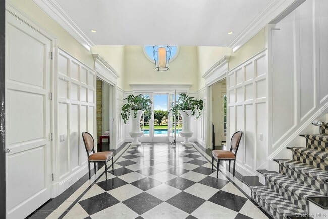 Building Photo - 10 Horse Meadow Ln