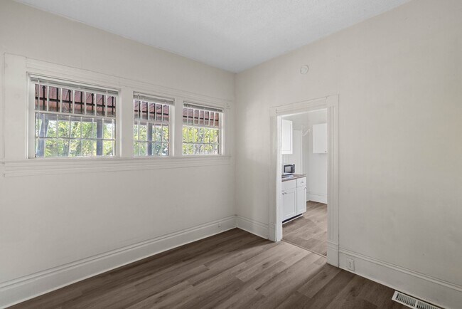 Building Photo - 1107 S Willow St