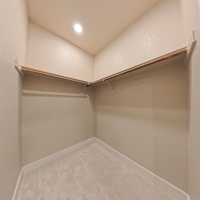 Building Photo - Beautifully Renovated 2nd-Floor Condo in Prime Location