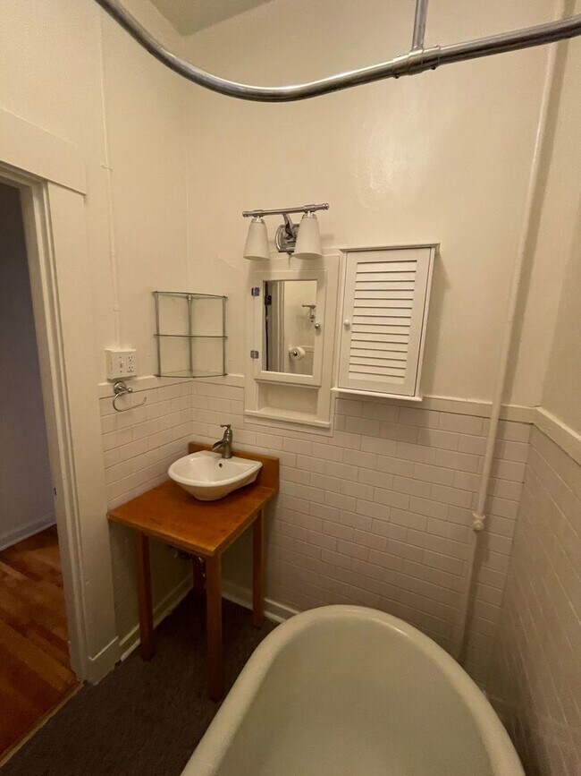 Building Photo - 508 S Cedar St