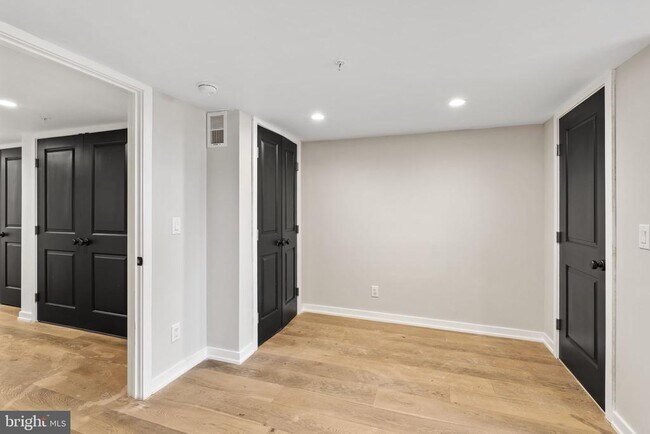 Building Photo - 2526 W Girard Ave