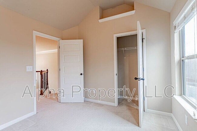Building Photo - 256 Oak Branch Dr
