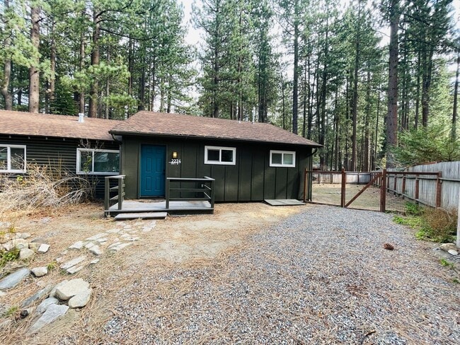 Building Photo - 3 bed 2 bath with private fenced yard