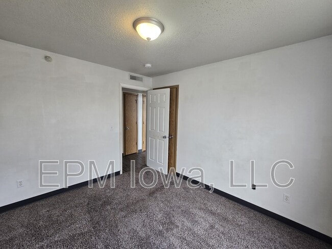 Building Photo - 60 Miller Ave SW