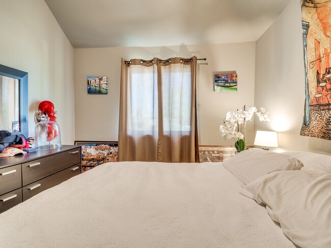 Building Photo - Modern 3 Bedroom with  Lofted Office - All...