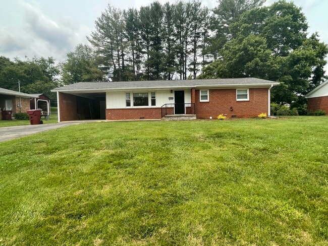 Building Photo - 2204 Wyndale Rd