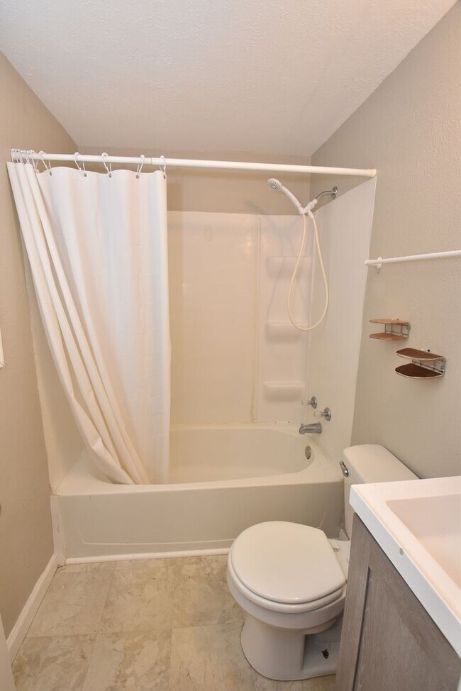 Building Photo - Mishawaka South-side 3 bedroom with a fenc...