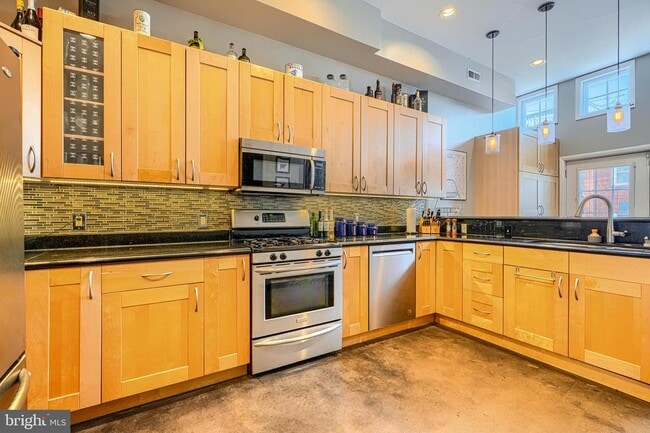 Building Photo - 542 E Clement St