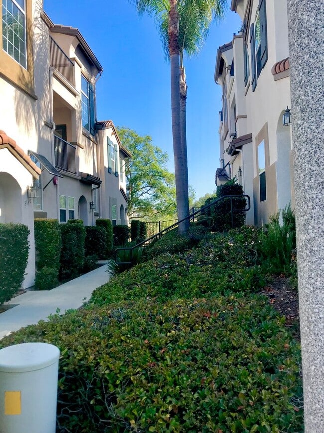 Building Photo - 2-bed 2.5 bath townhome in Cascada (Rancho...