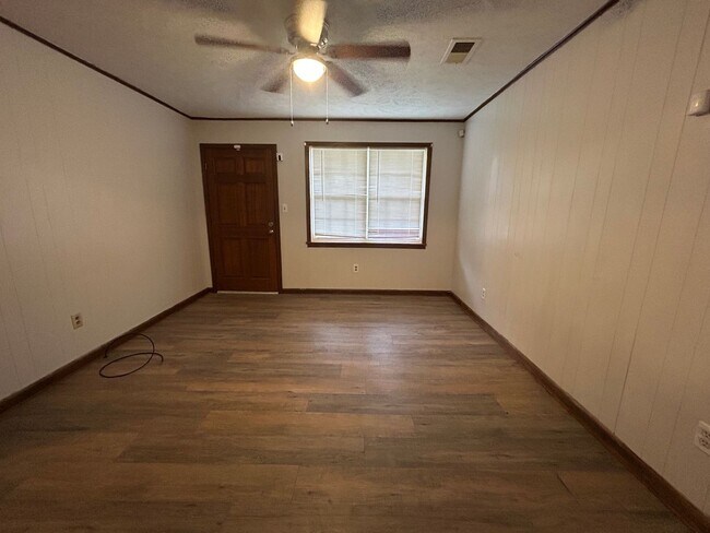 Building Photo - 610 Cottonwood Dr