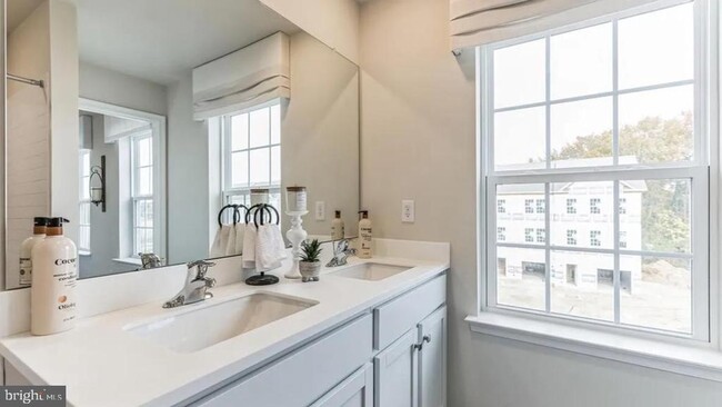 Building Photo - 273 Macoun Way