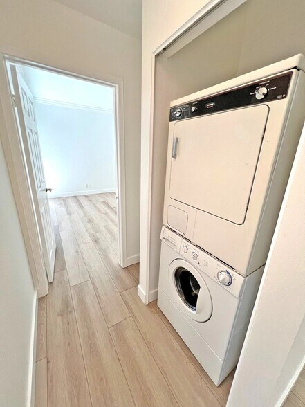 Building Photo - 15507 Moorpark St