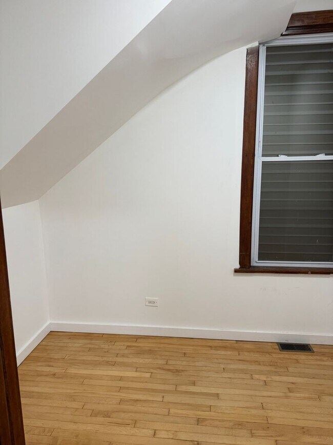 Building Photo - 1336 W Barry Ave