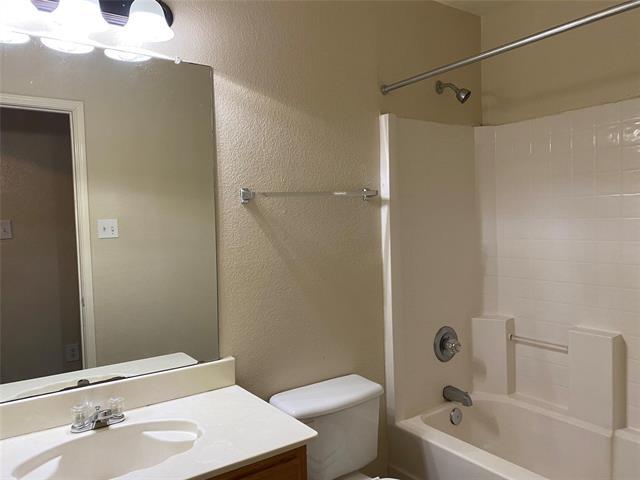 Building Photo - 550 Monarch Dr