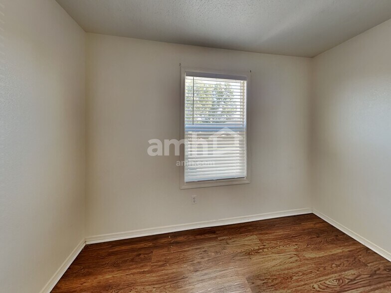 Building Photo - 1285 N Meadowhills Ave