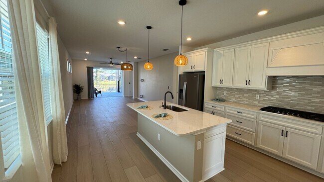 Building Photo - Unfurnished Annual Rental Available Now