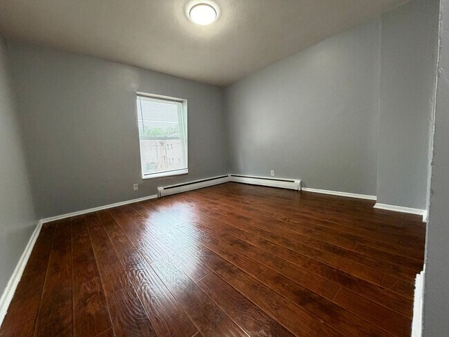 Building Photo - Spacious 1–3 Bedroom Apartments in South Louisville | Cedar Chase