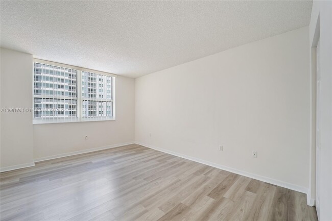 Building Photo - 1155 Brickell Bay Dr