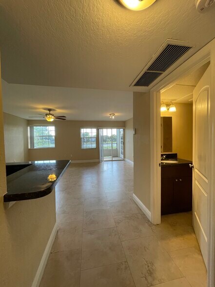 Building Photo - 2810 N Oakland Forest Dr
