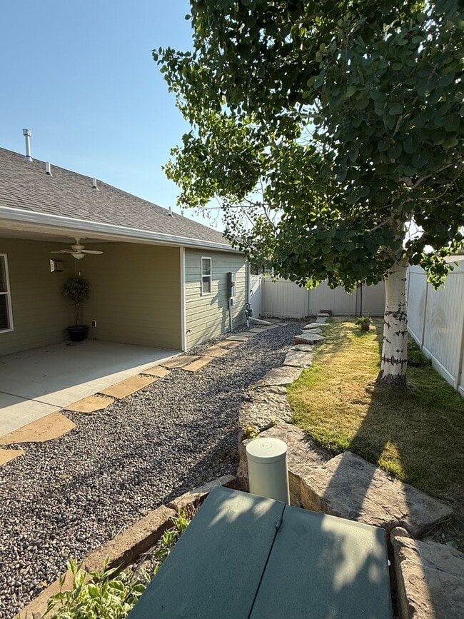 Building Photo - 2 Bedroom/ 2 Bathroom Townhome by Ben Stee...