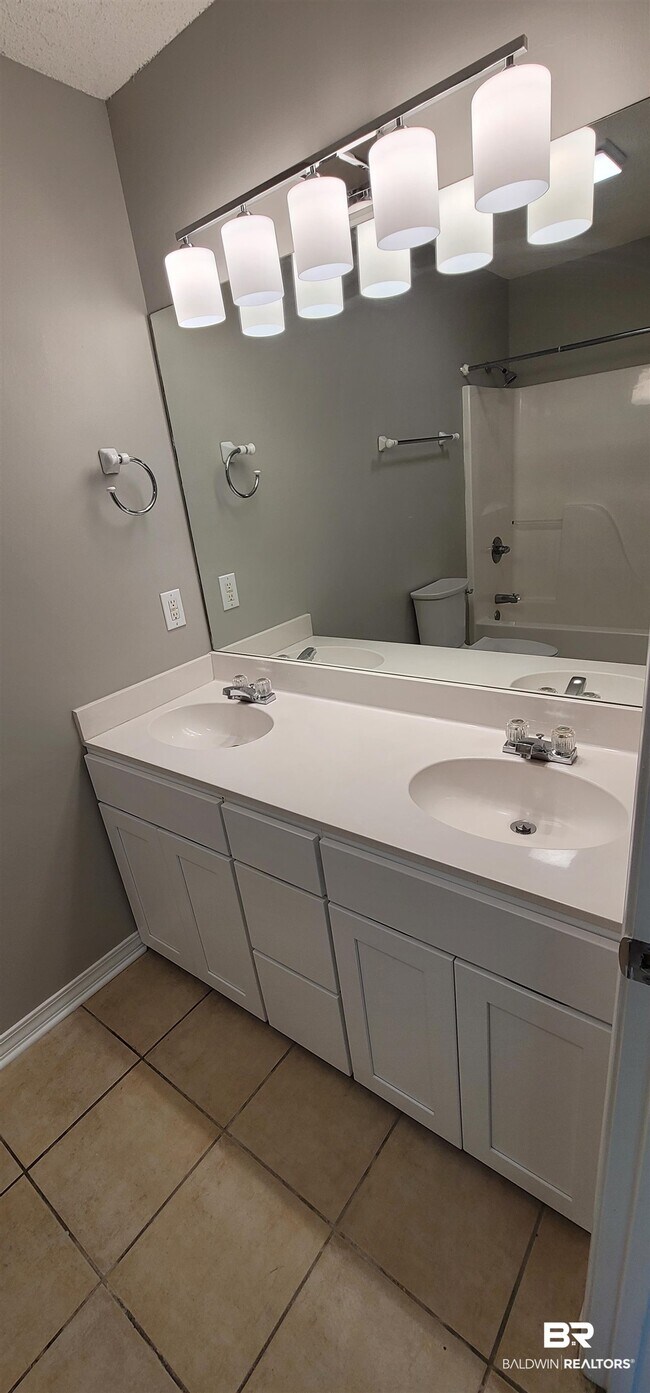 Building Photo - 429 E 22nd Ave