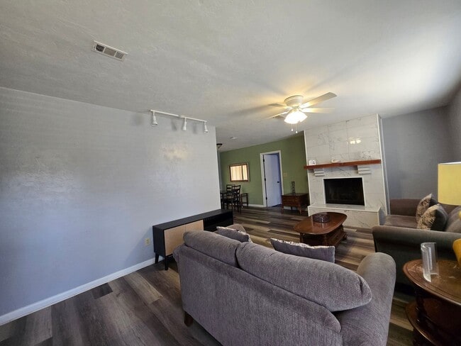 Building Photo - 3/2- Adorable home in Northwood Pines