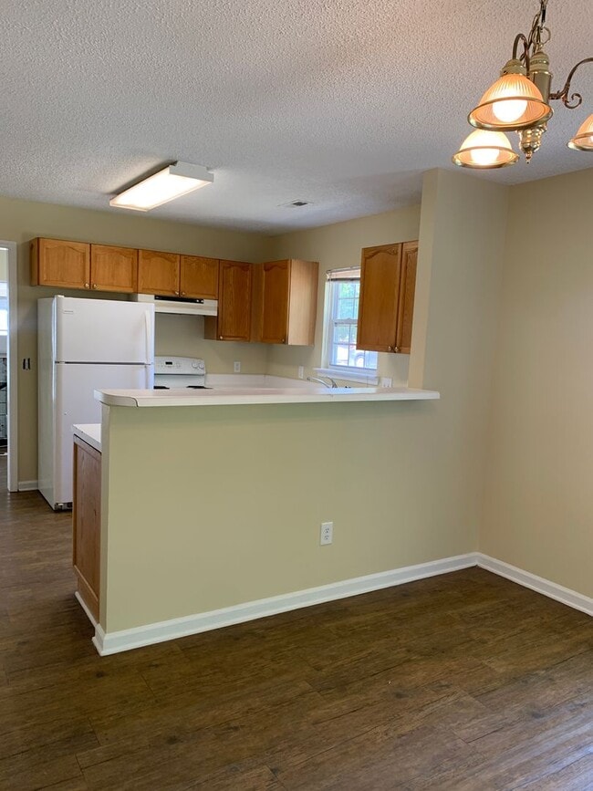 Building Photo - 3 Bedroom 2 Bath One Story House on Charte...