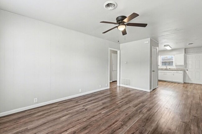 Building Photo - 704 W Oak St