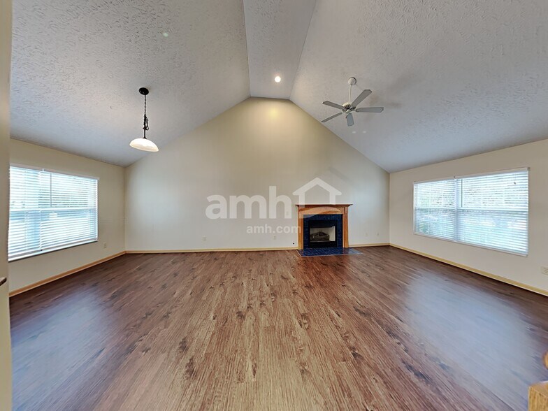 Building Photo - 5213 Echelon Dr