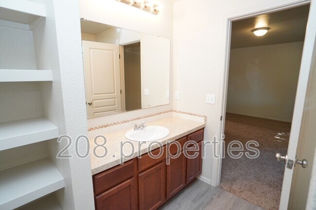 Building Photo - 201 W Lava Falls Dr
