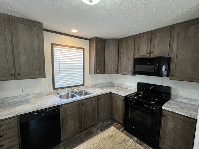 Building Photo - 38140 Ducharme Dr
